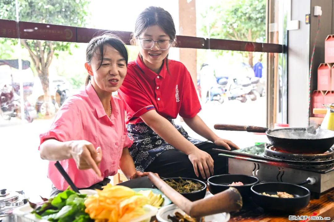 全网追的“扁担女孩”,找了一份暑假工,时薪12元 - 德州生活资讯 - 德州28生活网 dz.28life.com