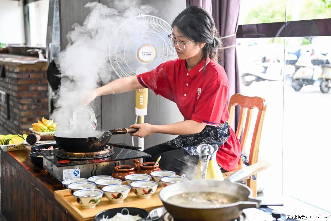 全网追的“扁担女孩”,找了一份暑假工,时薪12元 - 德州生活资讯 - 德州28生活网 dz.28life.com